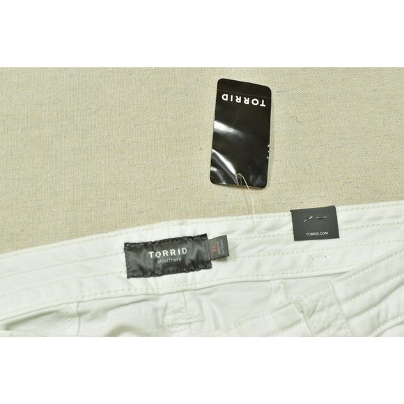 Torrid Women's Plus Size 22 White FeelTheFit Stretch Cuffed Chino Shorts NEW - Picture 5 of 8